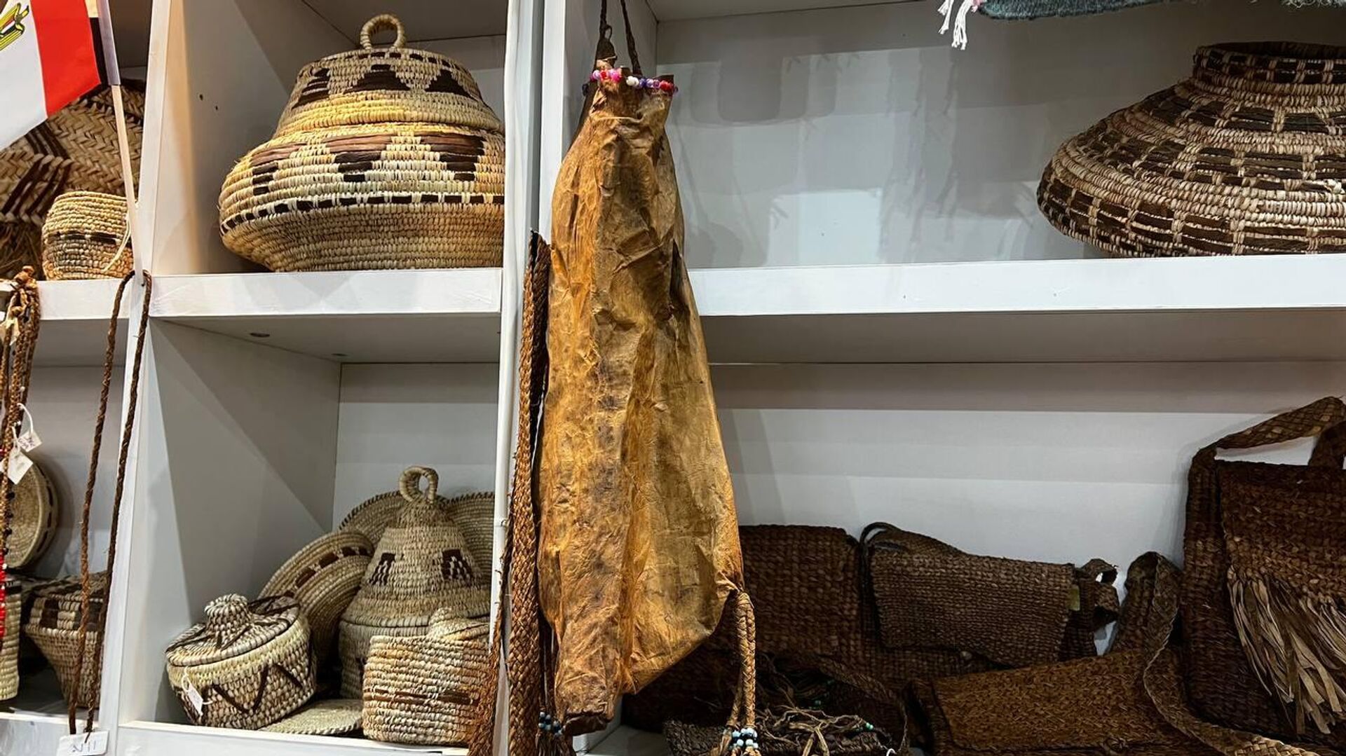 منتجات يدوية من الصناعات التراثية لسيدات حلايب وشلاتين ، حيث يشاركن. لتمثيل محافظة البحر الأحمر في الدورة 56 لمعرض القاهرة الدولي للكتاب منتجات يدوية من الصناعات التراثية لسيدات حلايب وشلاتين ، حيث يشاركن. لتمثيل محافظة البحر الأحمر في الدورة 56 لمعرض القاهرة الدولي للكتاب - سبوتنيك عربي, 1920, 25.01.2025