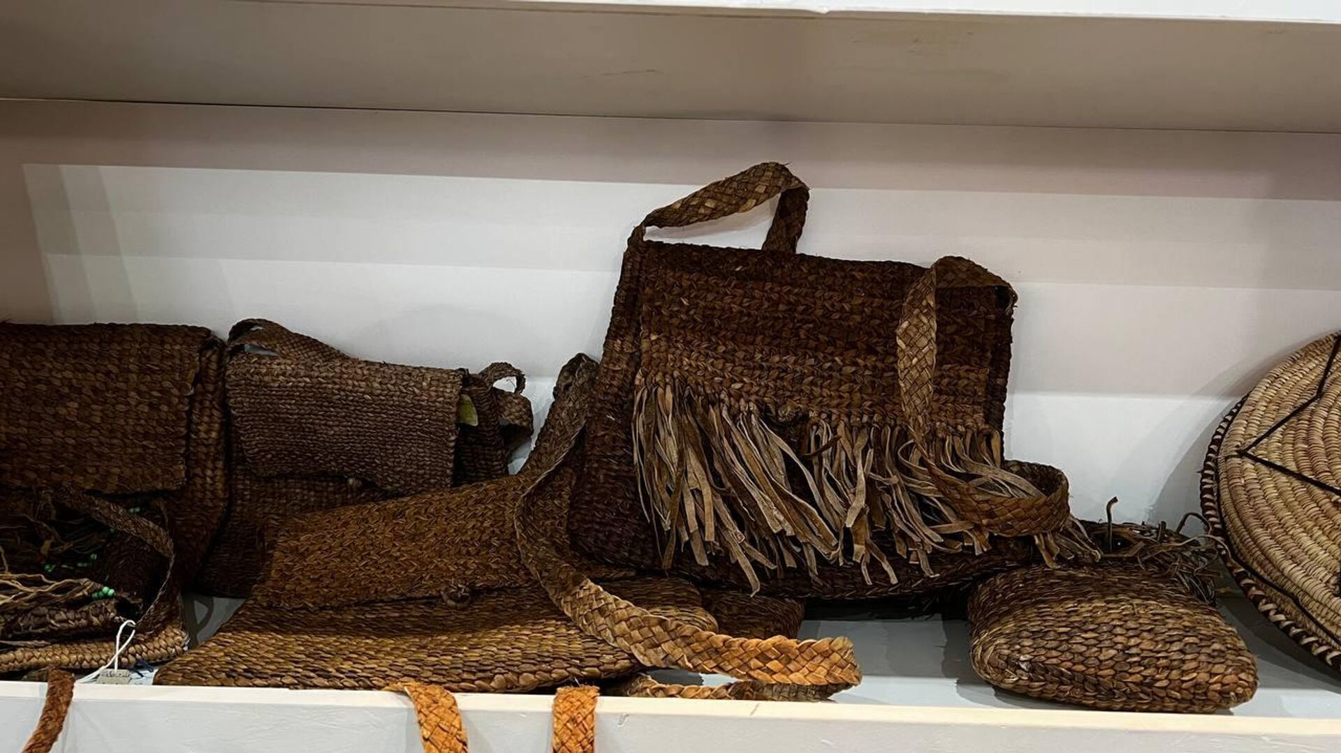 منتجات يدوية من الصناعات التراثية لسيدات حلايب وشلاتين ، حيث يشاركن. لتمثيل محافظة البحر الأحمر في الدورة 56 لمعرض القاهرة الدولي للكتاب منتجات يدوية من الصناعات التراثية لسيدات حلايب وشلاتين ، حيث يشاركن. لتمثيل محافظة البحر الأحمر في الدورة 56 لمعرض القاهرة الدولي للكتاب - سبوتنيك عربي, 1920, 25.01.2025