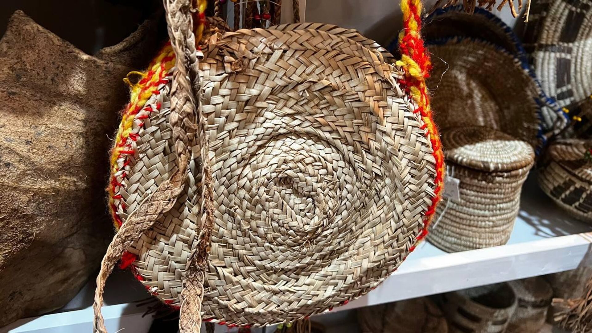 منتجات يدوية من الصناعات التراثية لسيدات حلايب وشلاتين ، حيث يشاركن. لتمثيل محافظة البحر الأحمر في الدورة 56 لمعرض القاهرة الدولي للكتاب منتجات يدوية من الصناعات التراثية لسيدات حلايب وشلاتين ، حيث يشاركن. لتمثيل محافظة البحر الأحمر في الدورة 56 لمعرض القاهرة الدولي للكتاب - سبوتنيك عربي, 1920, 25.01.2025