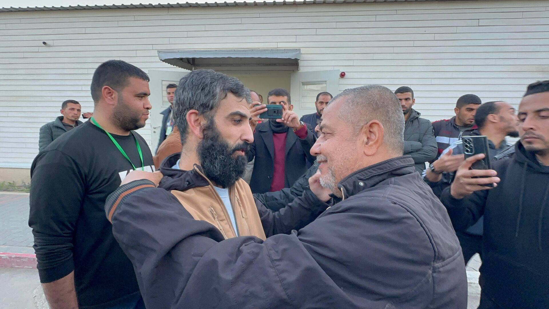 أسرى فلسطينيون مفرج عنهم من الدفعة الثانية يرون لـسبوتنيك ظروف الأسرى وأشكال التعذيب داخل السجون   - سبوتنيك عربي, 1920, 26.01.2025