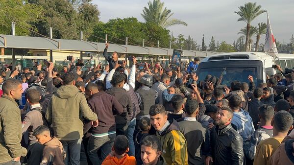 أسرى فلسطينيون مفرج عنهم من الدفعة الثانية يرون لـسبوتنيك ظروف الأسرى وأشكال التعذيب داخل السجون   - سبوتنيك عربي