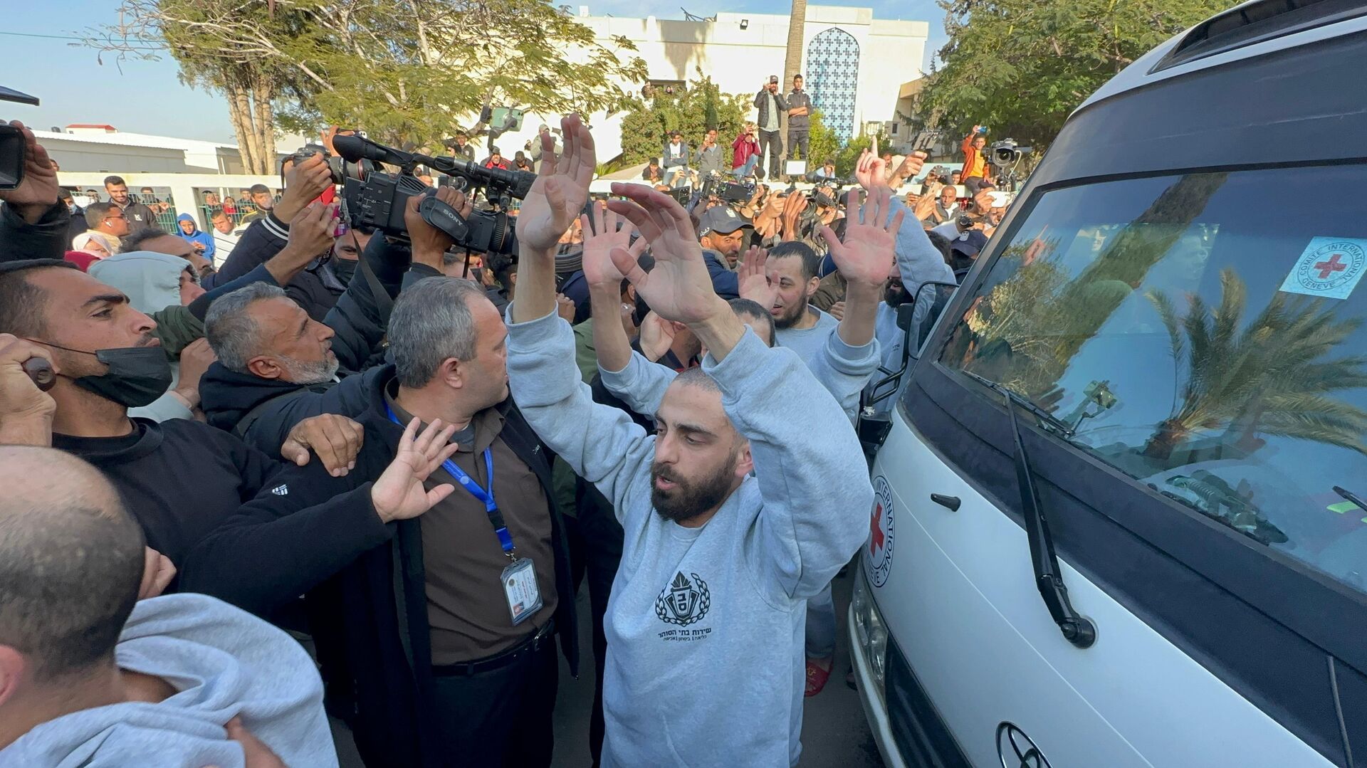 أسرى فلسطينيون مفرج عنهم من الدفعة الثانية يرون لـسبوتنيك ظروف الأسرى وأشكال التعذيب داخل السجون   - سبوتنيك عربي, 1920, 26.01.2025