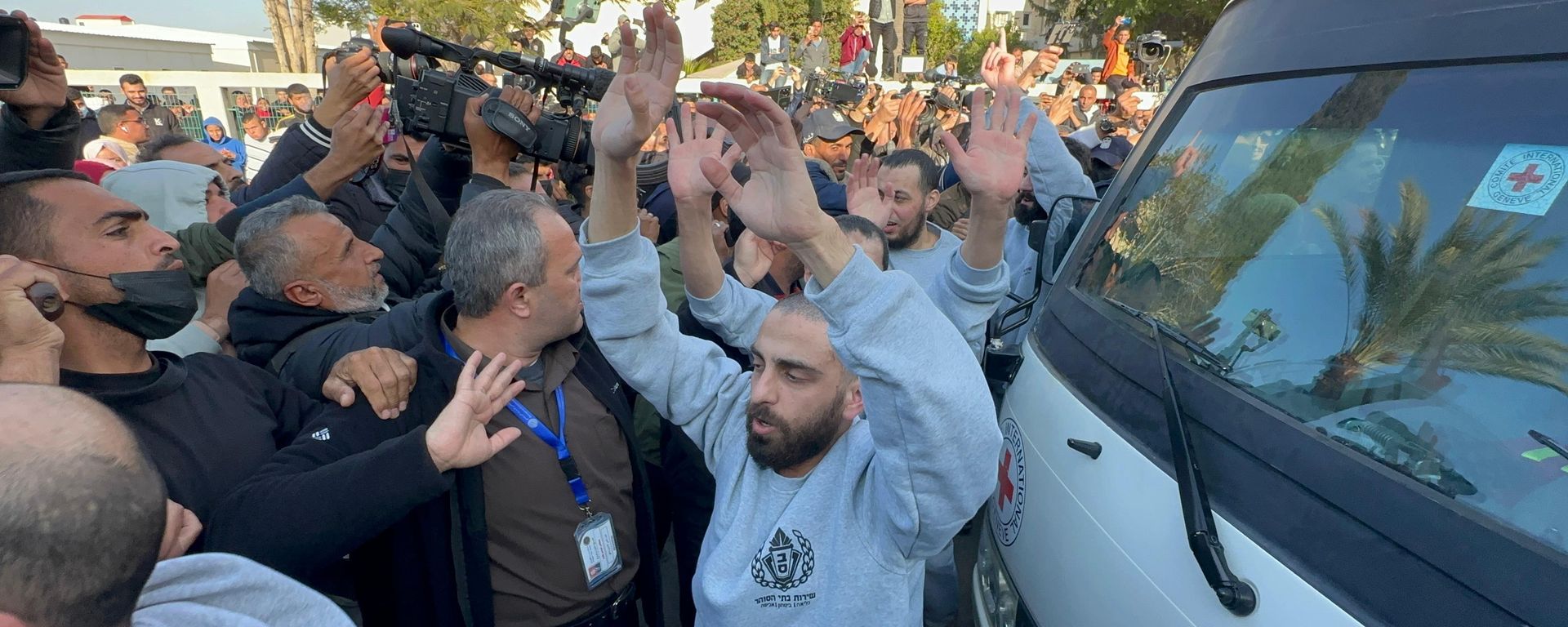 أسرى فلسطينيون مفرج عنهم من الدفعة الثانية يرون لـسبوتنيك ظروف الأسرى وأشكال التعذيب داخل السجون   - سبوتنيك عربي, 1920, 17.07.2026