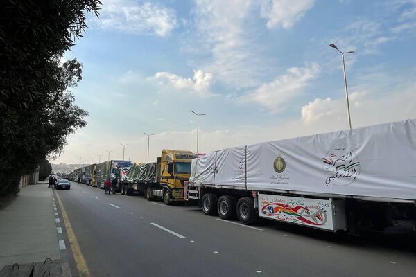 قافلة مساعدات إنسانية مصرية للفلسطينيين في قطاع غزة
 - سبوتنيك عربي