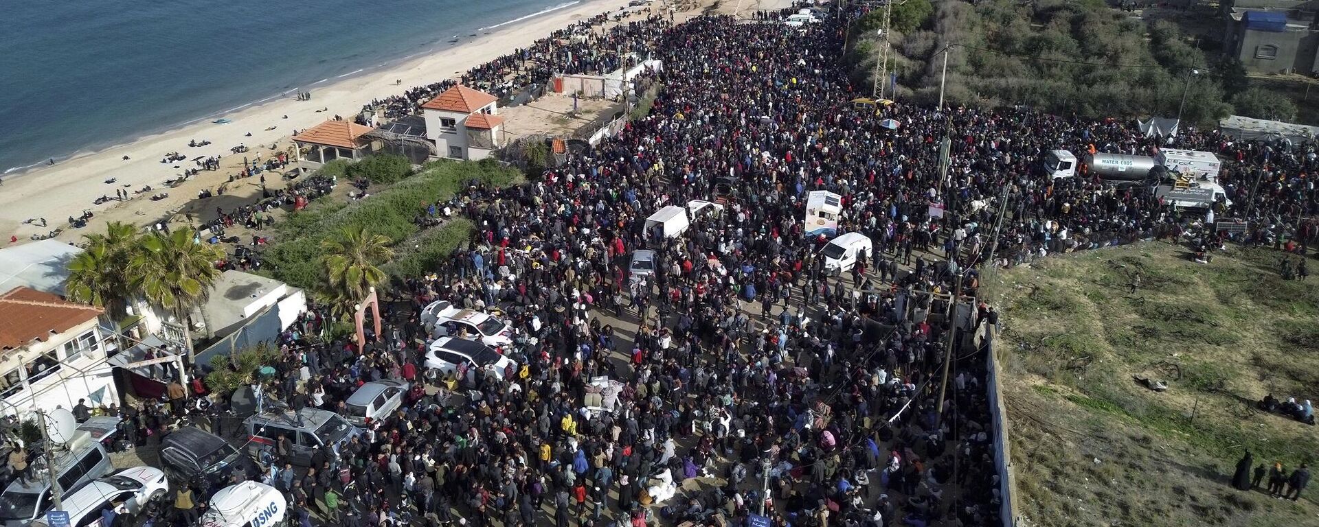 حشود النازحين الفلسطينين مع أمتعتهم قرب حاجز على شارع الرشيد، وهم ينتظرون العودة إلى منازلهم في شمال قطاع غزة - سبوتنيك عربي, 1920, 27.01.2025