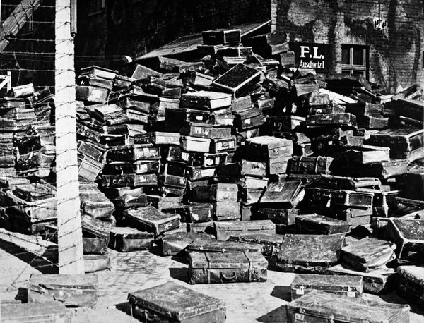 حقائب سجناء سابقين من معسكر الاعتقال والموت النازي &quot;أوشفيتس&quot; تحمل علامات من جميع البلدان الأوروبية. - سبوتنيك عربي