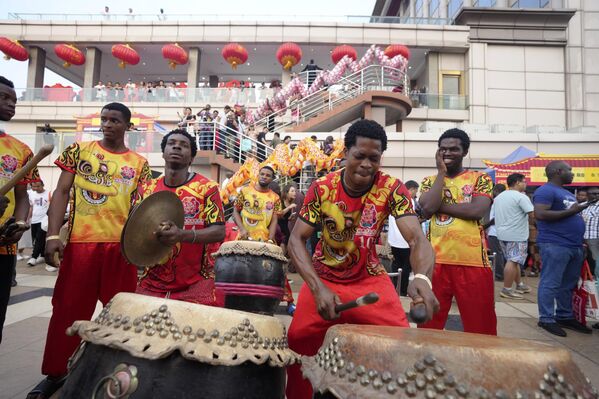 سكان محليون يرتدون أزياء تقليدية، ويقرعون الطبول خلال حفل مهرجان الربيع، ومهرجان الطعام في رأس السنة الجديدة في لاغوس، نيجيريا. - سبوتنيك عربي