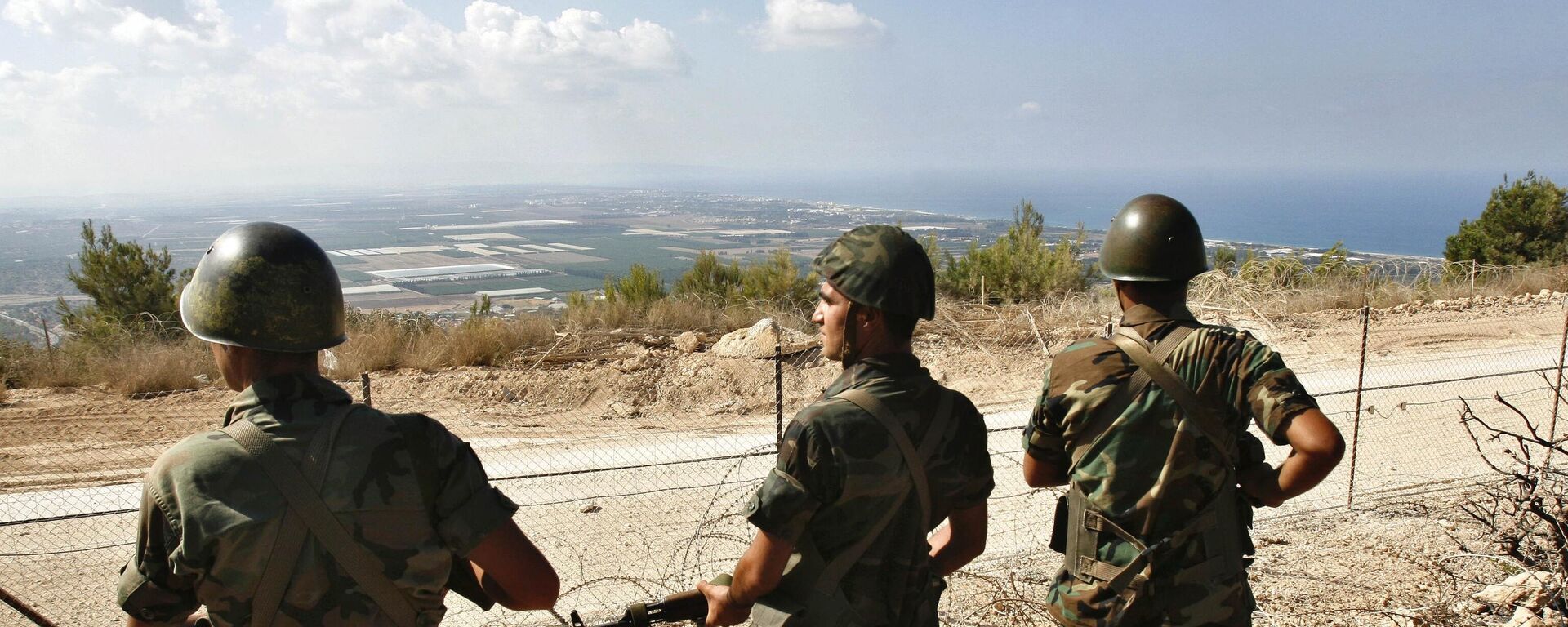 يقوم جنود لبنانيون بحراسة الجانب اللبناني من السياج الحدودي، وهم ينظرون نحو شمال إسرائيل - سبوتنيك عربي, 1920, 02.09.2025