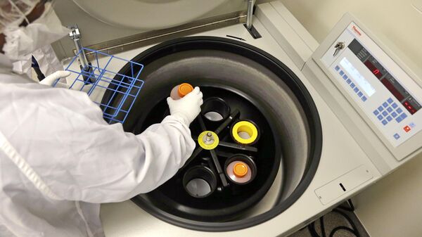 باحثون يعملون على إعادة برمجة الخلايا المناعية للمرضى وراثيًا لإنشاء أدوية حية قادرة على البحث عن السرطان وتدميره بشكل أفضل - سبوتنيك عربي