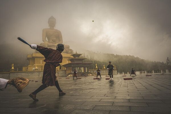 جائزة  ضربة واحدة، حيث تظهر الصورة الشباب يلعبون البيسبول في الشوارع، ويمزجون بين التقاليد والحداثة في زيهم التقليدي، للمصور ماثيو دي سانتيس. - سبوتنيك عربي