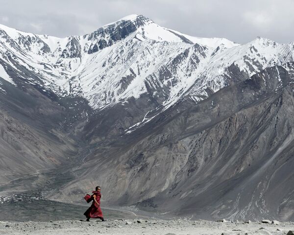 جائزة الموهبة الصاعدة، حيث تظهر الصورة قرية محاطة بجبال وادي زانسكار في لاداخ في الهند، للمصورة صوفيا بروجي. - سبوتنيك عربي