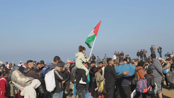 آلاف الفلسطينيين النازحين يعودون إلى شمال قطاع غزة - سبوتنيك عربي