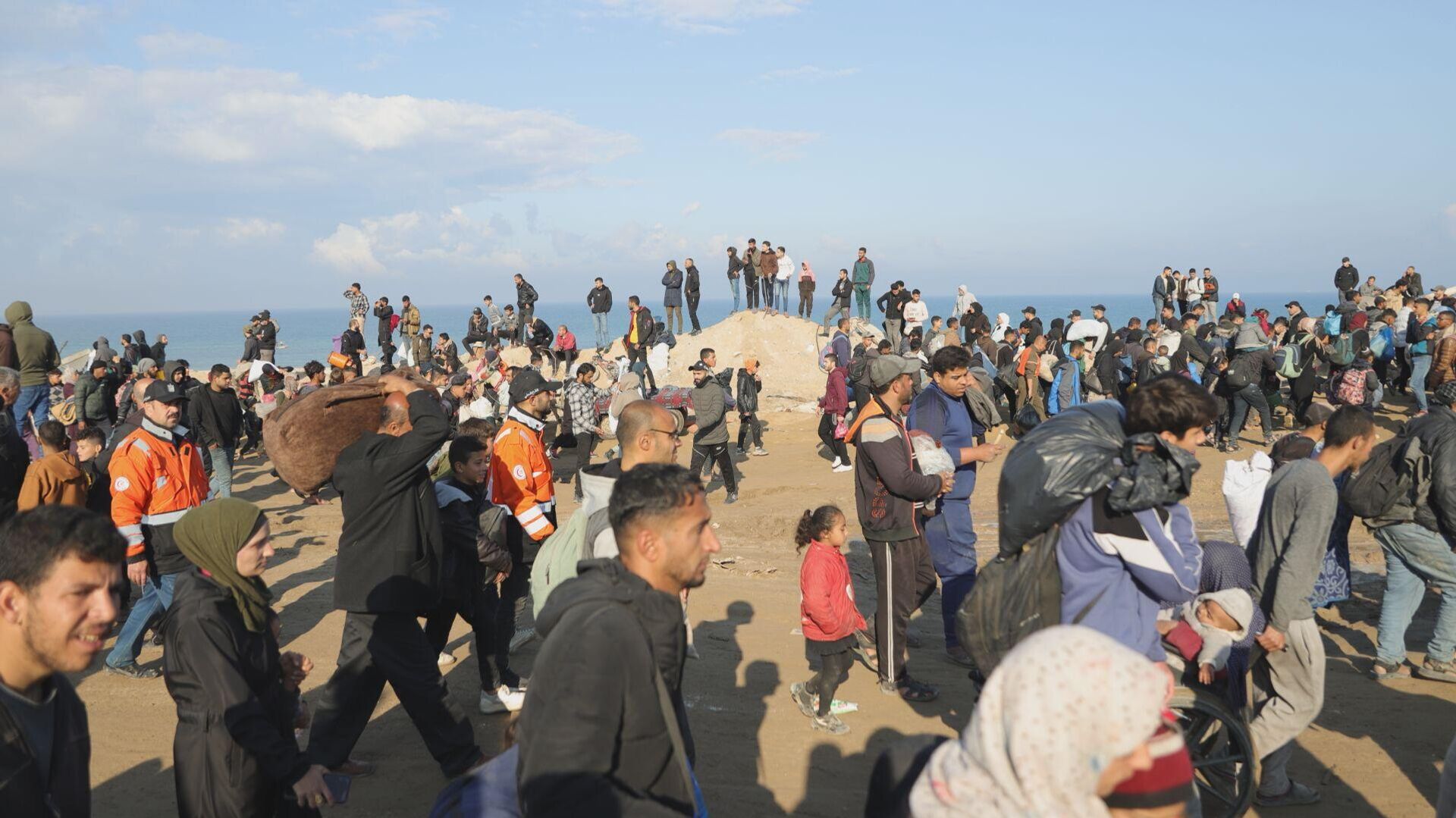 آلاف الفلسطينيين النازحين يعودون إلى شمال قطاع غزة - سبوتنيك عربي, 1920, 28.01.2025