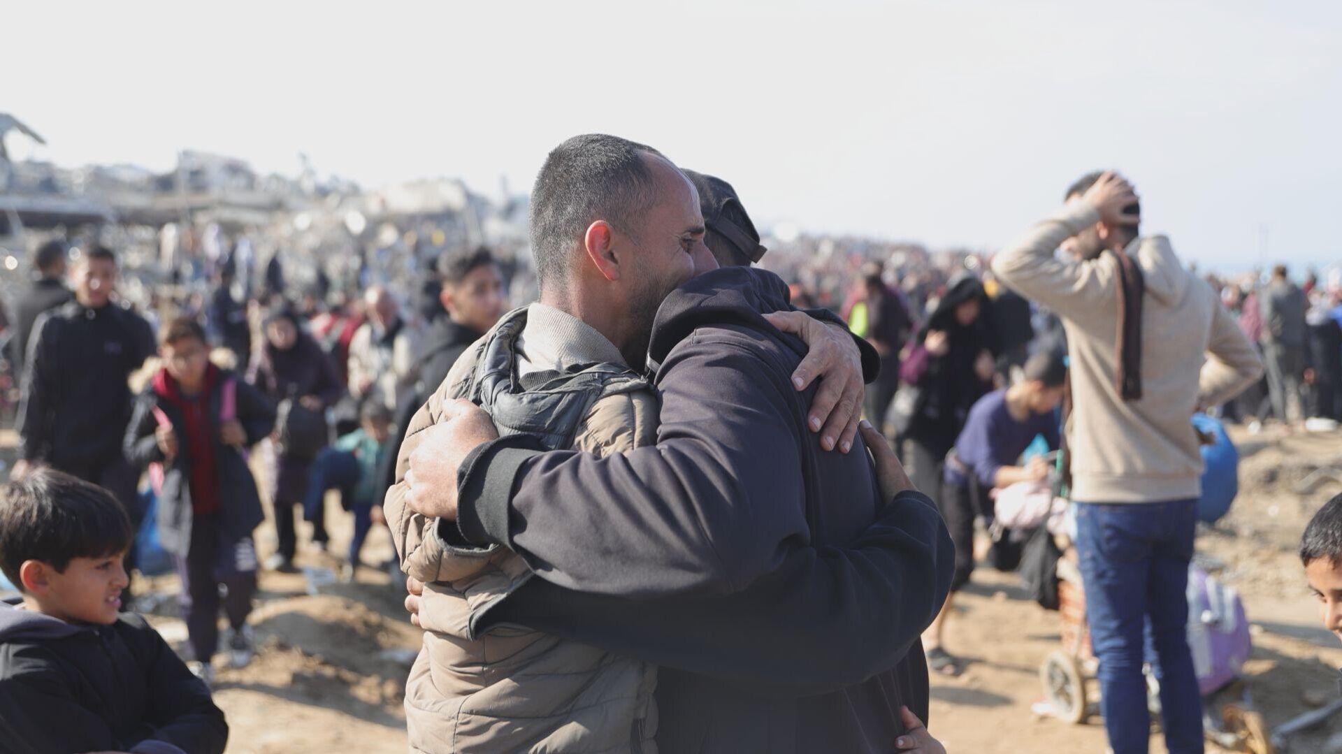 آلاف الفلسطينيين النازحين يعودون إلى شمال قطاع غزة - سبوتنيك عربي, 1920, 28.01.2025