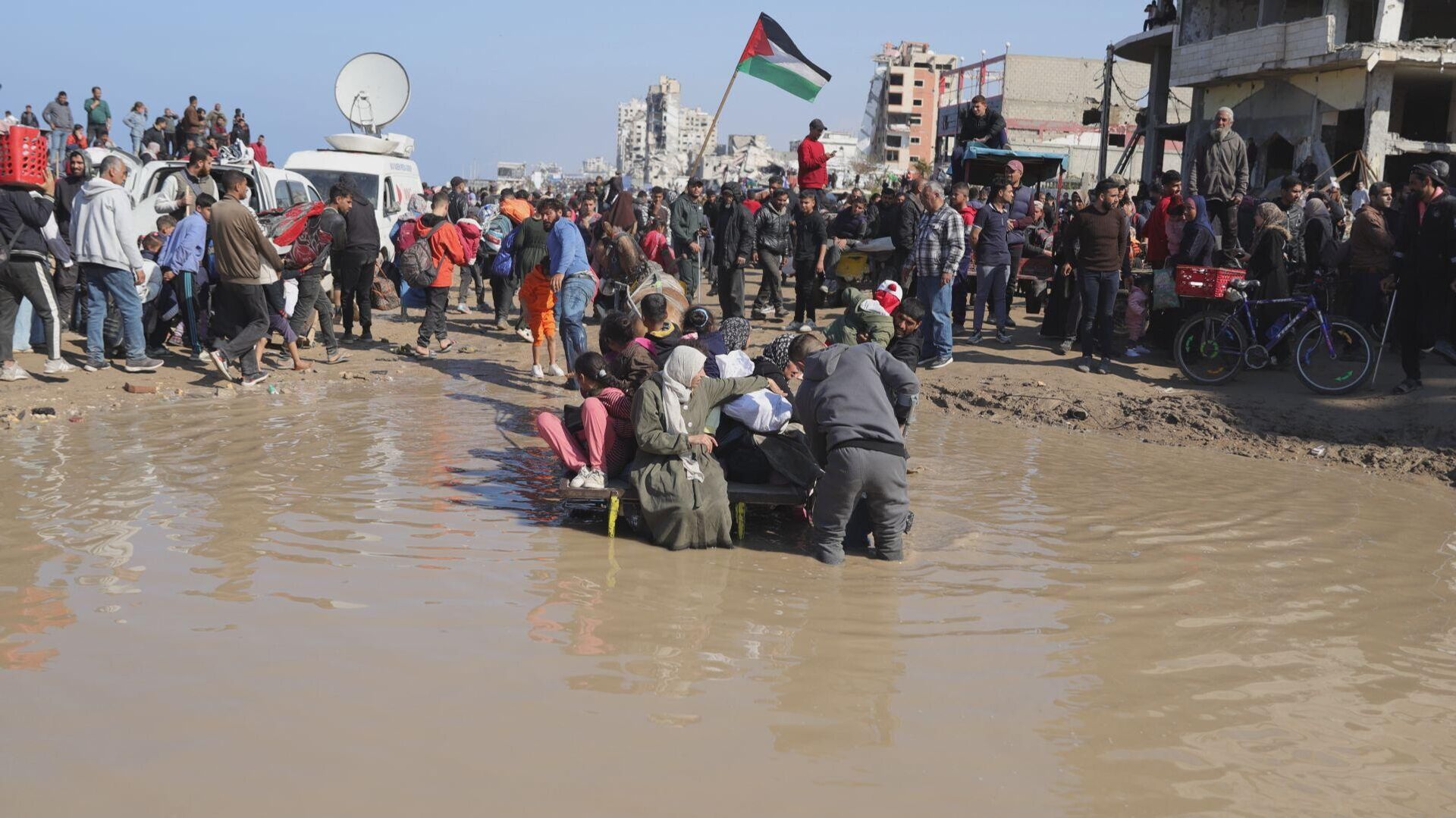 آلاف الفلسطينيين النازحين يعودون إلى شمال قطاع غزة - سبوتنيك عربي, 1920, 28.01.2025