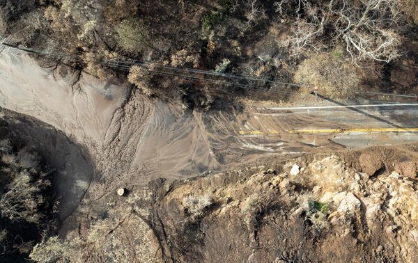 تقوم العديد من الوكالات بالوصول إلى الأضرار التي لحقت بشارع توبانغا كانيون من خلال الوادي حيث غطت الطين والحطام الناجم عن الحرائق المنحدرات الطريق في عدة مواقع - سبوتنيك عربي