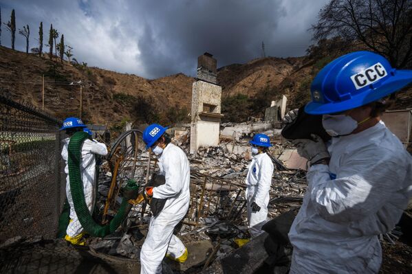 تعمل هيئة الحفاظ على البيئة في كاليفورنيا على حماية تدفق حطام الرواسب الخطرة من موقع حريق إيتون في ألتادينا - سبوتنيك عربي