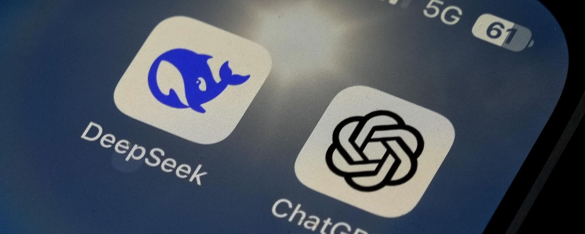 The Icons for the smartphone apps DeepSeek and ChatGPT are seen on a smartphone screen in Beijing, Tuesday, Jan. 28, 2025.  - سبوتنيك عربي, 1920, 28.01.2025