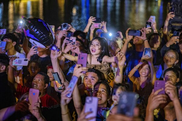 يشاهد الفلبينيون الألعاب النارية وعرض الطائرات دون طيار خلال احتفالات السنة القمرية الجديدة في بينوندو، والتي تعتبر أقدم حي صيني في العالم. - سبوتنيك عربي