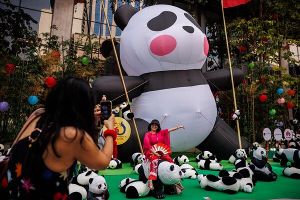 يلتقط الناس صورًا مع الباندا في معرض السنة القمرية الجديدة في مركز للتسوق في بانكوك، تايلاند - سبوتنيك عربي