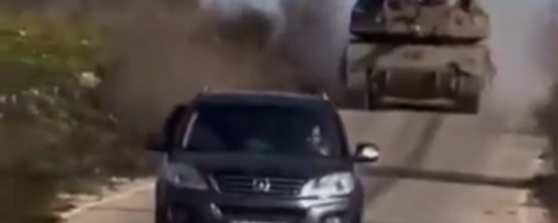 صورة لدبابة إسرائيلية تطارد سيارة جنوبي لبنان  - سبوتنيك عربي, 1920, 29.01.2025