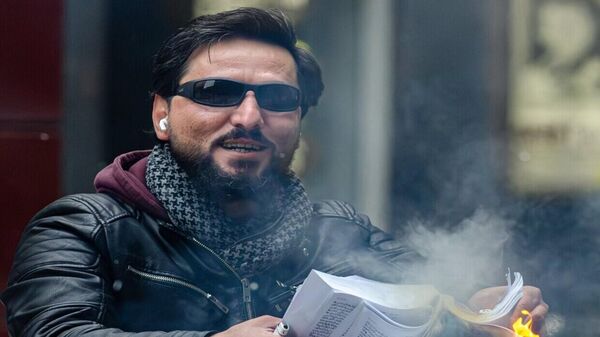 صورة لسلوان موميكا حارق القرآن  - سبوتنيك عربي