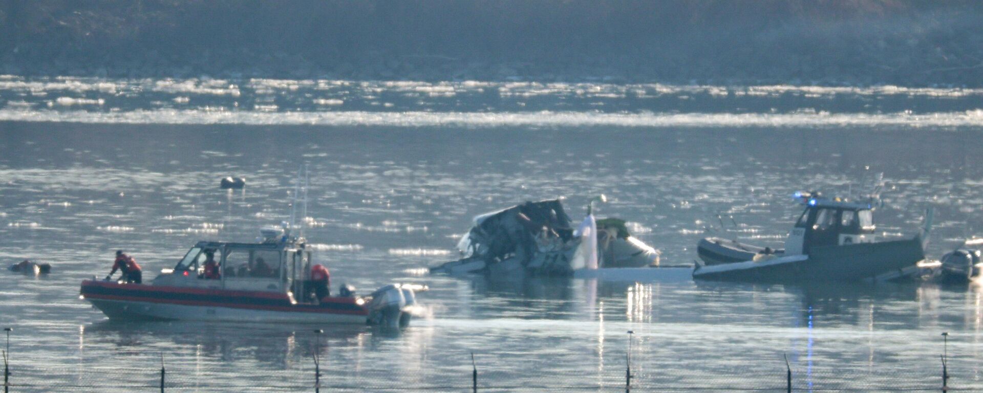 تبحث وحدات الاستجابة للطوارئ في موقع تحطم طائرة تابعة لشركة الخطوط الجوية الأمريكية على نهر بوتوماك بعد حادث وقع الليلة الماضية أثناء اقترابها من مطار رونالد ريغان الوطني - سبوتنيك عربي, 1920, 30.01.2025