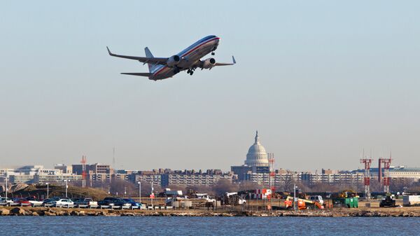 An American Airlines jet takes off from Reagan National Airport in Washington - سبوتنيك عربي