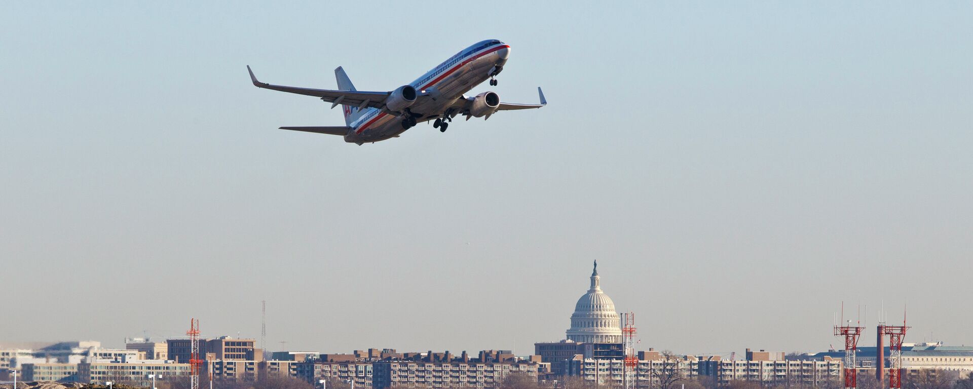 An American Airlines jet takes off from Reagan National Airport in Washington - سبوتنيك عربي, 1920, 31.01.2025