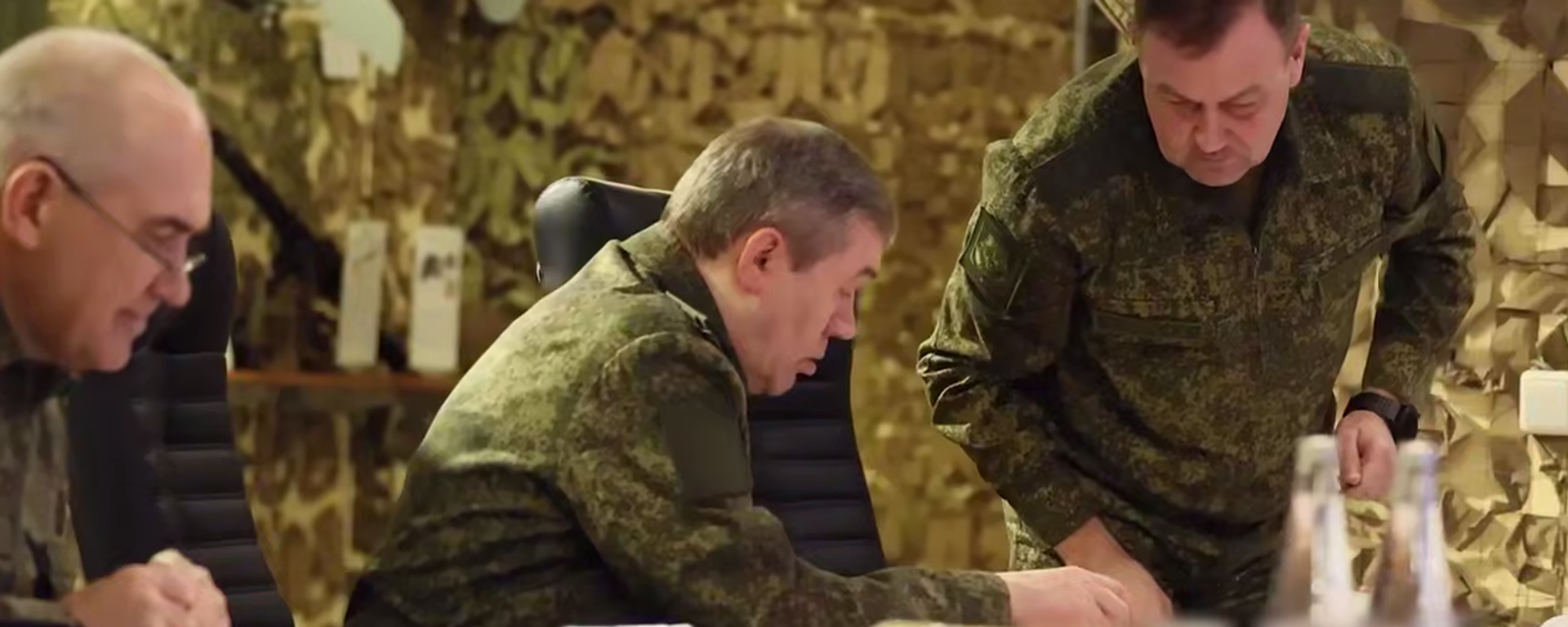 رئيس هيئة الأركان العامة للقوات المسلحة الروسية فاليري غيراسيموف، يفقد مركز قيادة مجموعة قوات الشرق في منطقة العملية العسكرية الخاصة  - سبوتنيك عربي, 1920, 19.04.2025