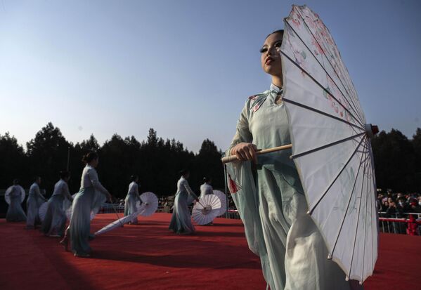 راقصون تقليديون يؤدون عروضًا خلال احتفالات رأس السنة القمرية الصينية ومهرجان الربيع، في معبد "ديتان بارك"، في 30 يناير 2025، في بكين، الصين - سبوتنيك عربي