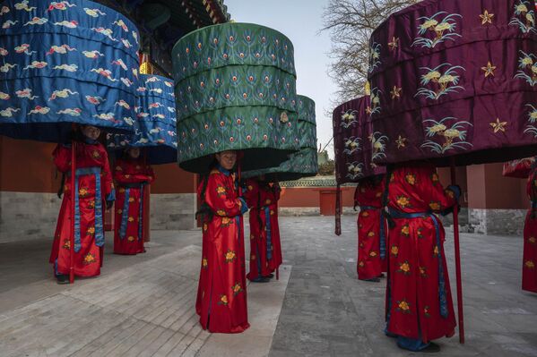 مؤدون فنيون يرتدون أزياء تشبه تلك التي كانت سائدة في عهد أسرة "تشينغ" أثناء انتظارهم أمام موكب، خلال احتفالات رأس السنة القمرية الصينية ومهرجان الربيع، في  معبد "ديتان بارك"، في 30 يناير 2025، في بكين، الصين - سبوتنيك عربي