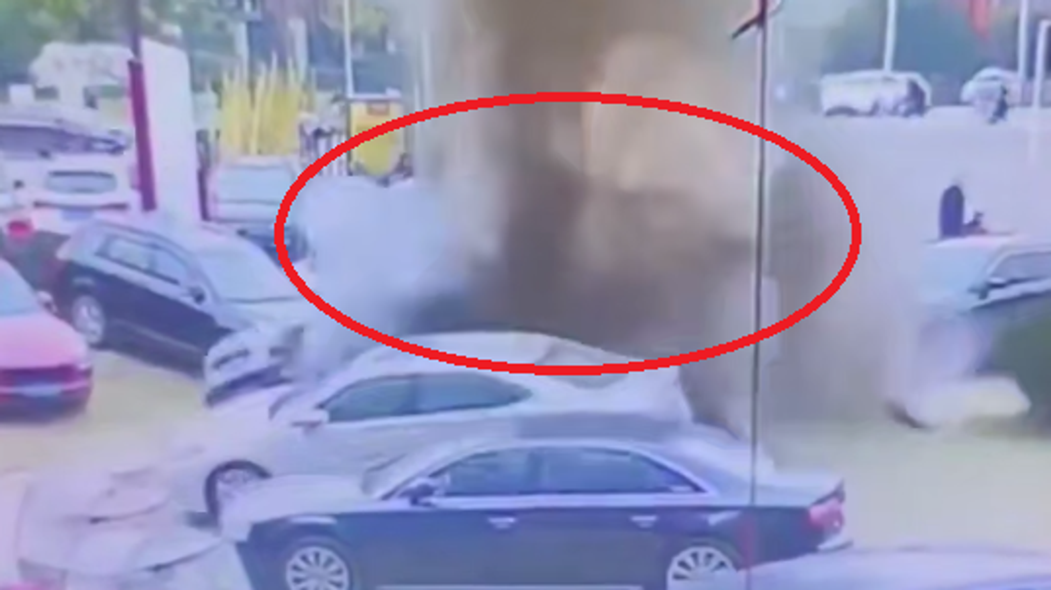 مفرقعة نارية تسبب انفجارا هائلا في موقف سيارات ... فيديو