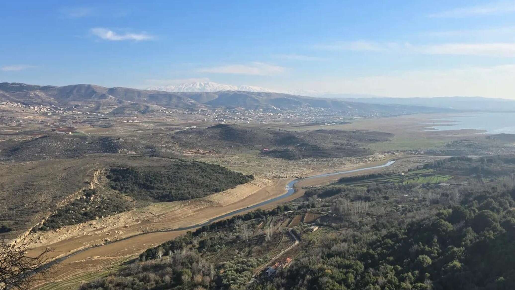 جفاف غير مسبوق يضرب أحد أهم المسطحات المائية في لبنان.. فيديو