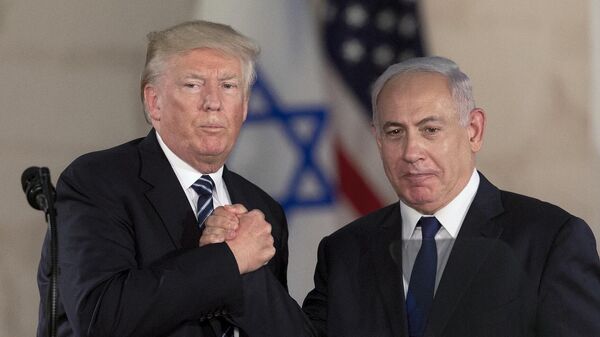 الرئيس الأمريكي، دونالد ترامب، ورئيس الوزراء الإسرائيلي، بنيامين نتنياهو، يتصافحان في متحف إسرائيل في القدس، 23 مايو/ أيار 2017 - سبوتنيك عربي