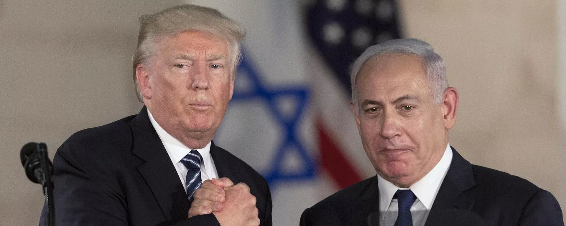 الرئيس الأمريكي، دونالد ترامب، ورئيس الوزراء الإسرائيلي، بنيامين نتنياهو، يتصافحان في متحف إسرائيل في القدس، 23 مايو/ أيار 2017 - سبوتنيك عربي, 1920, 29.06.2025