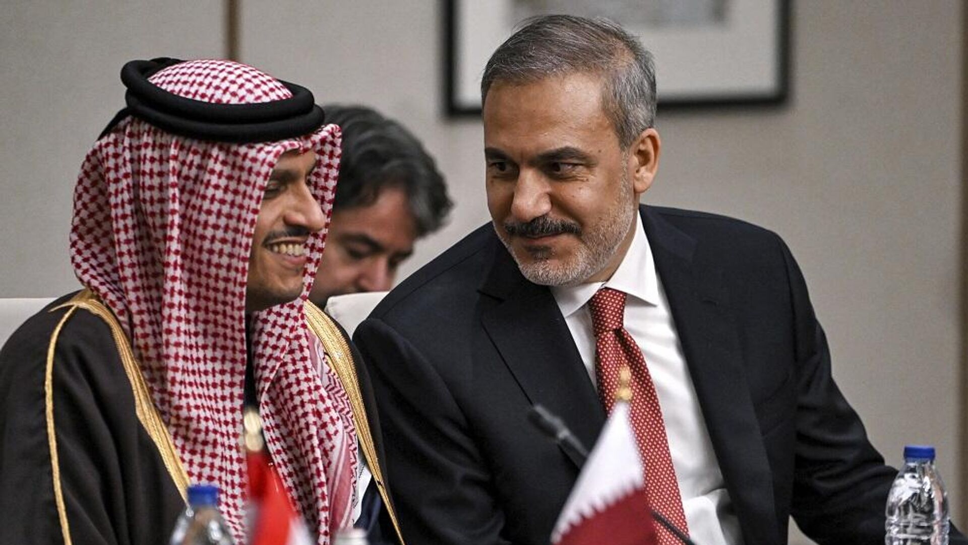 وزير الخارجية التركي، هاكان فيدان، مع نظيره القطري، الشيخ محمد بن عبد الرحمن آل ثاني، خلال اجتماع مع وزراء خارجية مجموعة الاتصال العربية بشأن سوريا في مدينة العقبة الساحلية جنوب الأردن على البحر الأحمر، 14 ديسمبر/ كانون الأول 2024 - سبوتنيك عربي, 1920, 02.02.2025