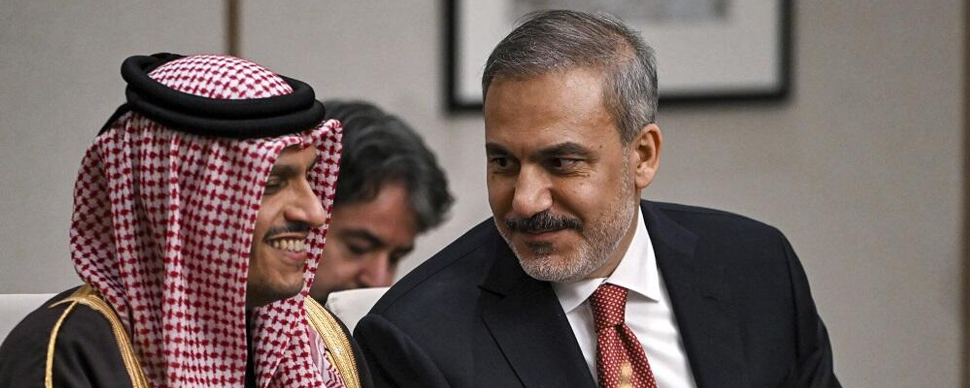 وزير الخارجية التركي، هاكان فيدان، مع نظيره القطري، الشيخ محمد بن عبد الرحمن آل ثاني، خلال اجتماع مع وزراء خارجية مجموعة الاتصال العربية بشأن سوريا في مدينة العقبة الساحلية جنوب الأردن على البحر الأحمر، 14 ديسمبر/ كانون الأول 2024 - سبوتنيك عربي, 1920, 02.02.2025