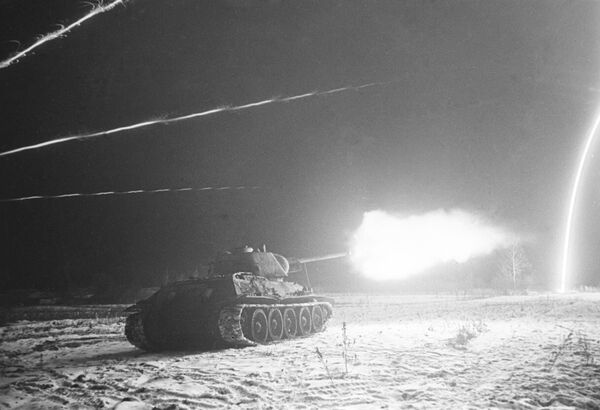 مشاهد توثق قيام دبابة سوفيتية بتنفيذ هجوم ليلي خلال معركة ستالينغراد. - سبوتنيك عربي