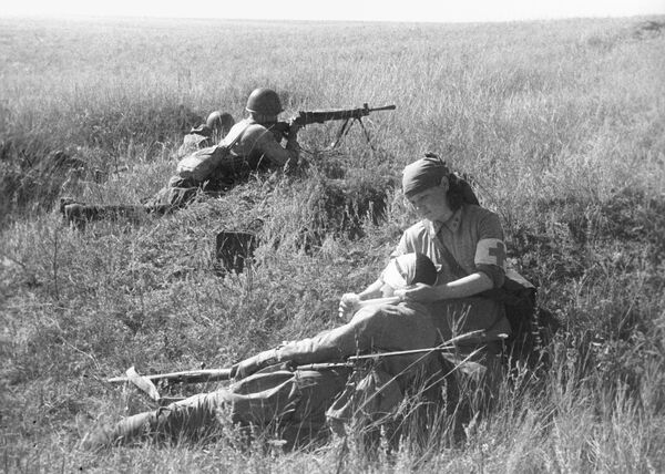 طبيبة متدربة تقدم المساعدة للجرحى في ساحة معركة ستالينغراد، في منطقة مزرعة فيرتياشي. - سبوتنيك عربي