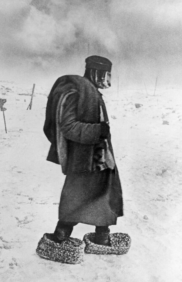 لحظة القبض على جندي ألماني خلال معركة ستالينغراد. - سبوتنيك عربي