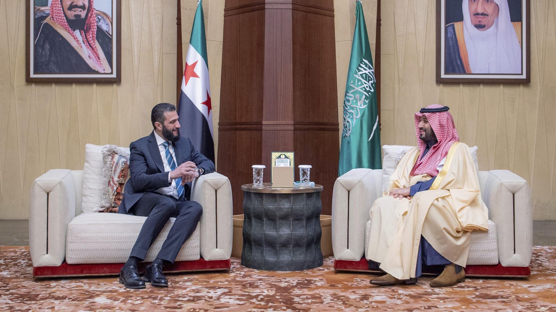 ولي العهد السعودي الأمير محمد بن سلمان يستقبل الرئيس السوري أحمد الشرع في الرياض - سبوتنيك عربي, 1920, 17.04.2025