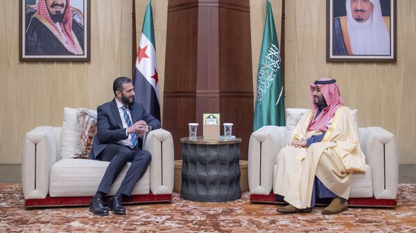 ولي العهد السعودي الأمير محمد بن سلمان يستقبل الرئيس السوري أحمد الشرع في الرياض - سبوتنيك عربي
