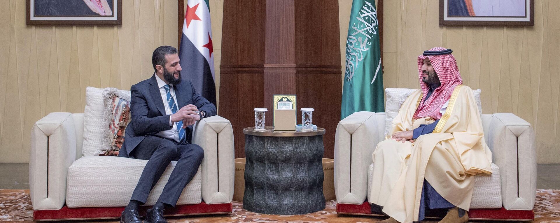 ولي العهد السعودي الأمير محمد بن سلمان يستقبل الرئيس السوري أحمد الشرع في الرياض - سبوتنيك عربي, 1920, 17.04.2025