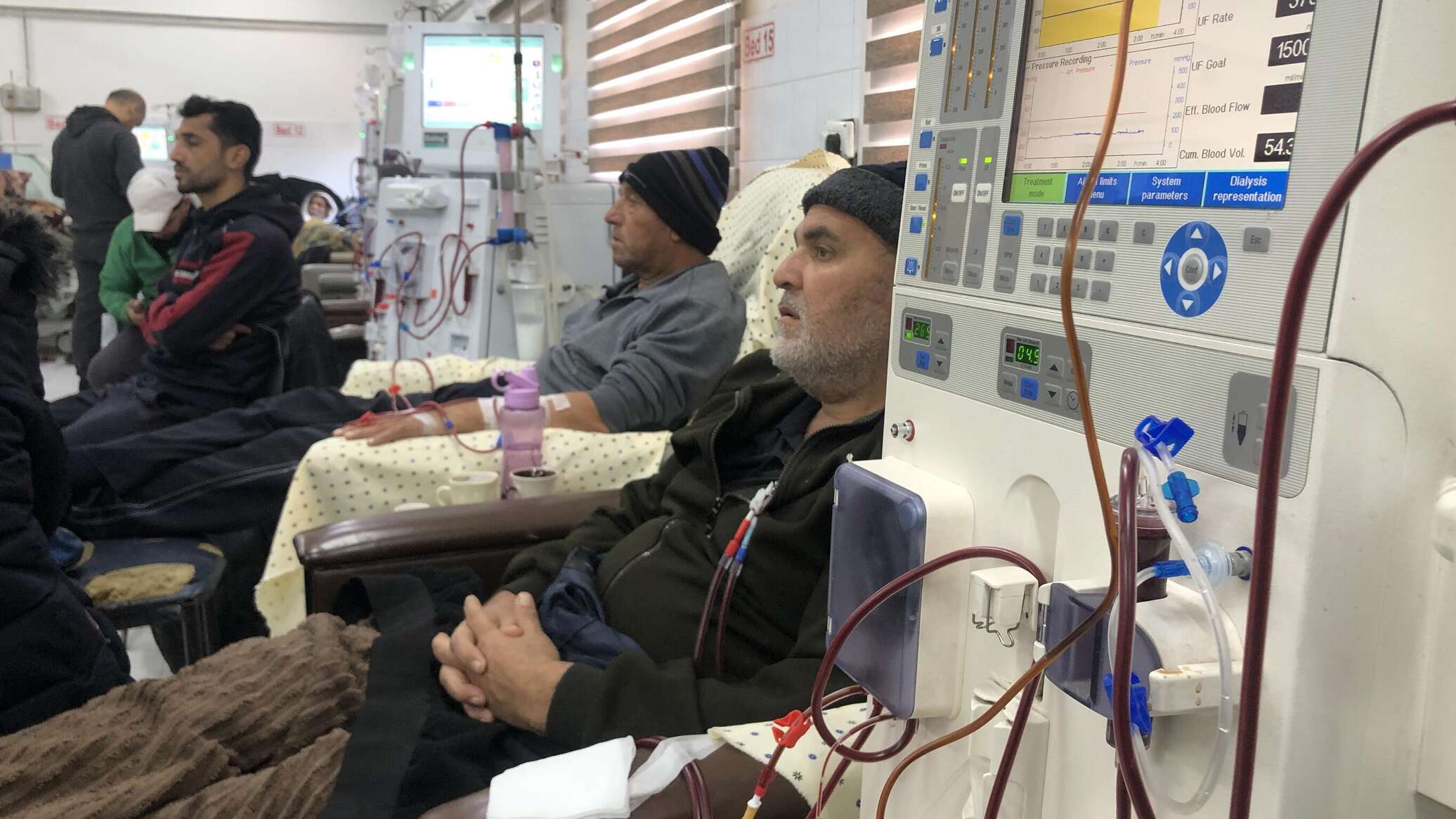 مرضى الفشل الكلوي في قطاع غزة عالقون بين الحياة والموت