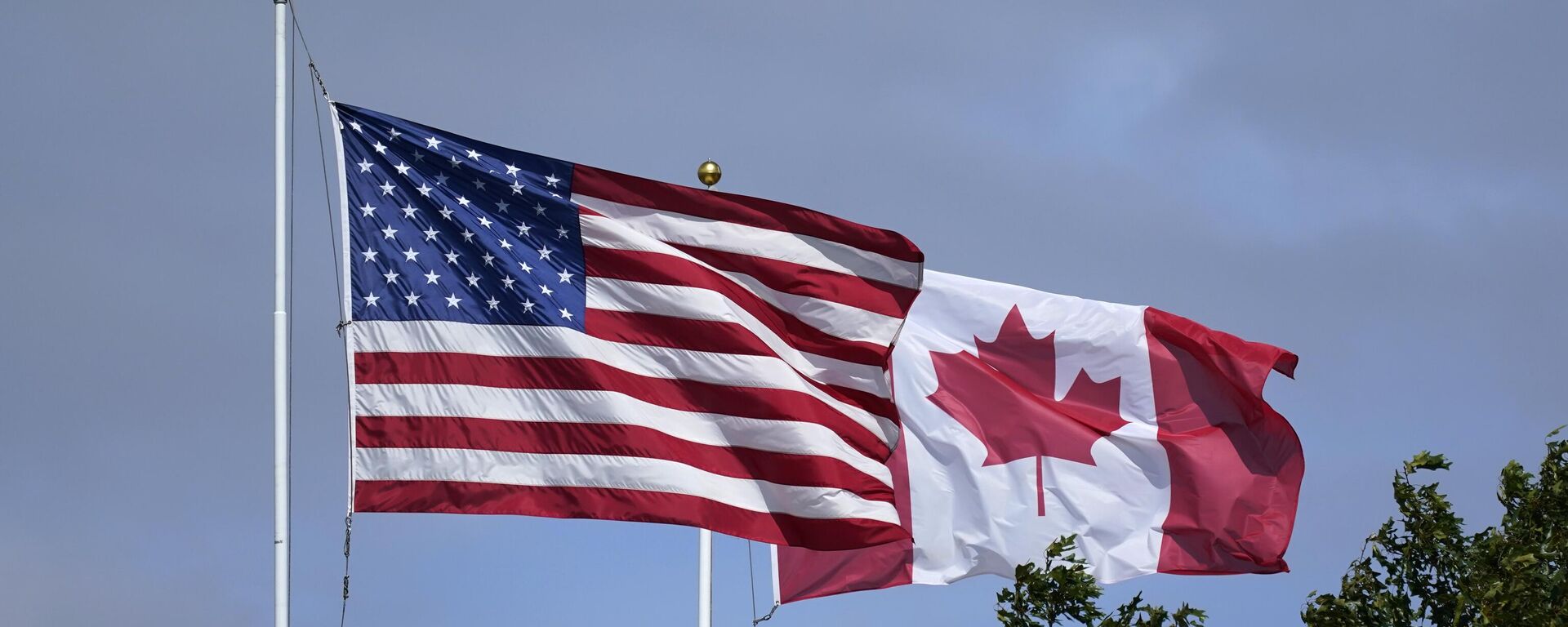 الأعلام الأمريكية والكندية معًا على الحدود - سبوتنيك عربي, 1920, 03.02.2025