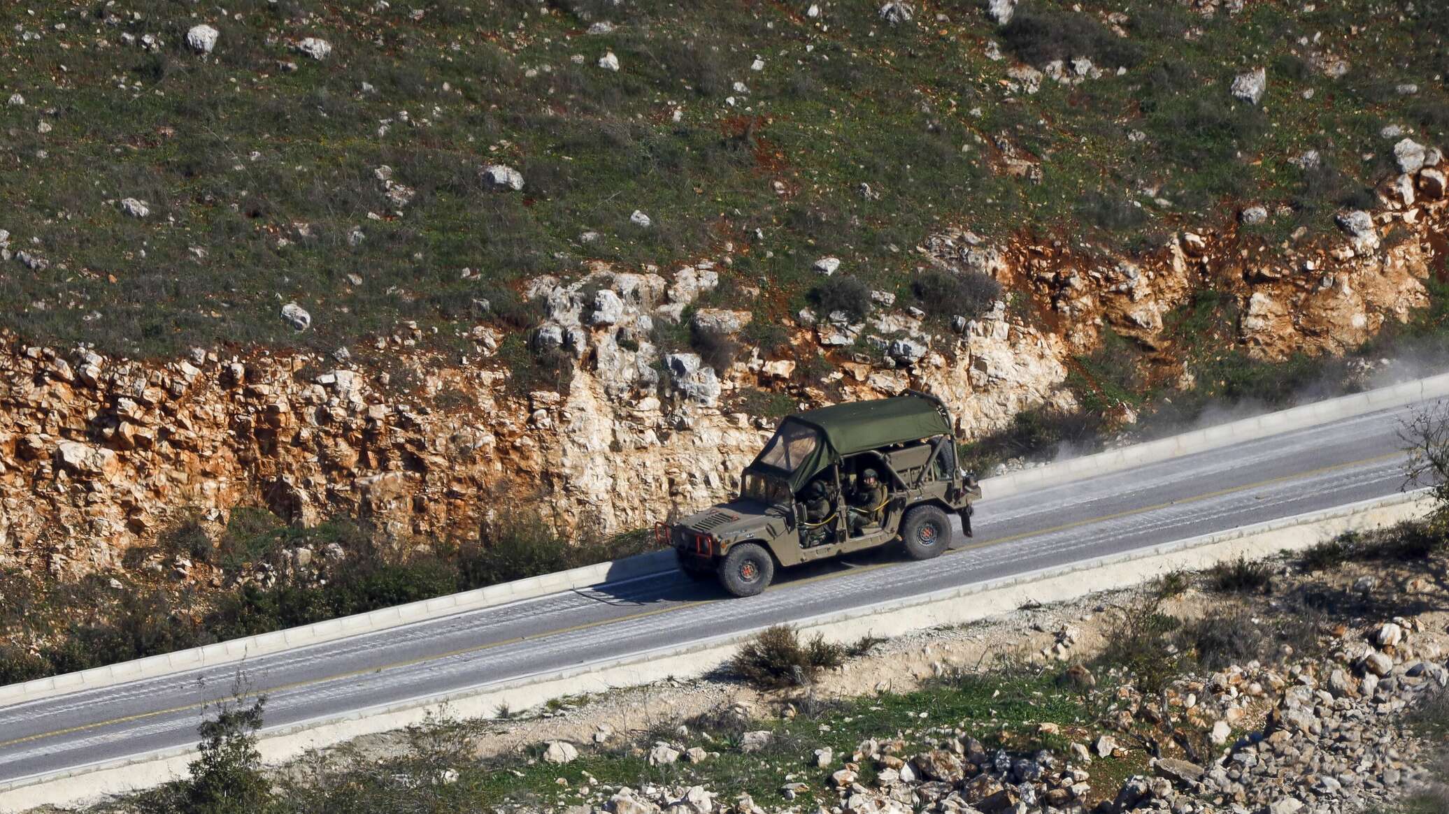 اشتعال النيران بمركبة إسرائيلية إثر سقوط مسيرة في الجليل الغربي