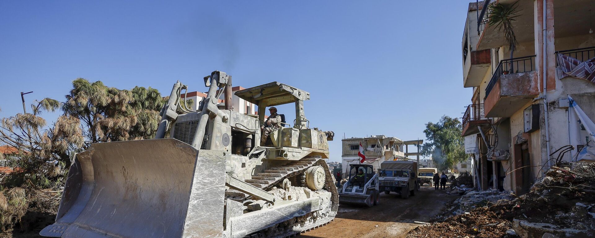 الجيش اللبناني يعمل على فتح الطرقات في بلدة عيترون. - سبوتنيك عربي, 1920, 09.02.2025