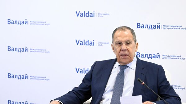 وزير الخارجية الروسي سيرغي لافروف خلال اجتماع مع المشاركين في المؤتمر الرابع عشر للشرق الأوسط لنادي فالداي الدولي - سبوتنيك عربي