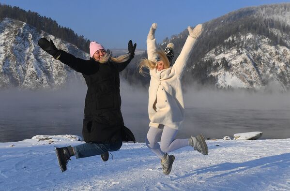 فتيات يلتقطن الصور على ضفة نهر ينيسي في إقليم كراسنويارسك. - سبوتنيك عربي